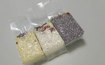 真空包裝袋為增加其性能通常采用多種材質(zhì)復(fù)合而成，常見的復(fù)合方法有：干法復(fù)合、擠出復(fù)合、共擠出復(fù)合、無溶劑復(fù)合、涂布復(fù)合、蒸鍍復(fù)合、熱熔膠復(fù)合等。其中干法復(fù)合是國內(nèi)復(fù)合真空包裝袋材料生產(chǎn)中應(yīng)用較為廣泛的，那么，真空包裝袋為什么大多采用干法復(fù)合？